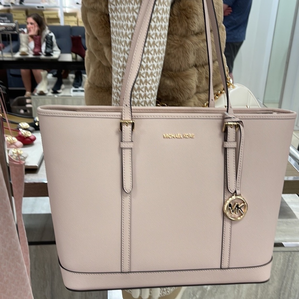 MICHAEL KORS
Jet Set Travel Large TZ Shoulder Tote Saffiano Leather
Powder Blush - Picture 15 of 16